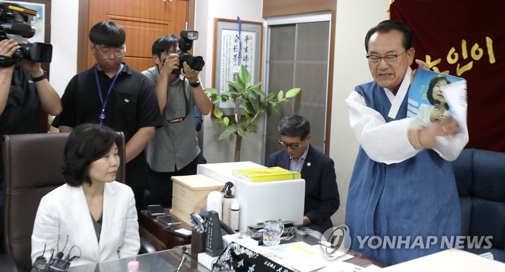 野노인위원장, 김은경 '사진 뺨' 대한노인회장에 "명백한 폭력"