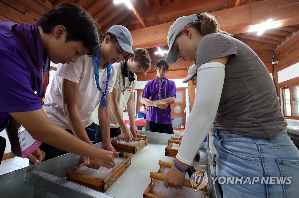 [현장] 한지 만들어본 스카우트 대원들…"정말 특별한 종이네요"