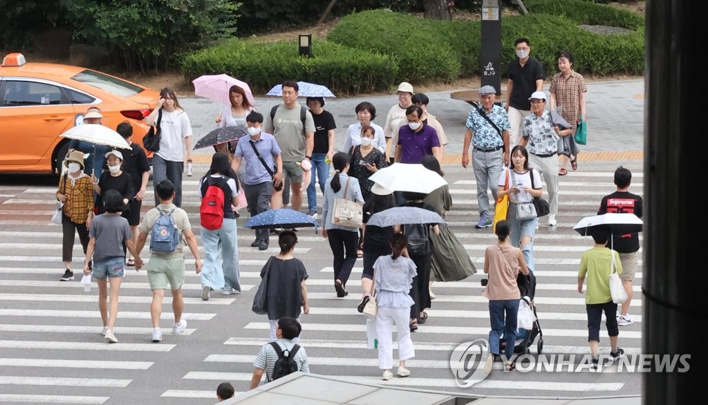 낮 최고 33도 무더위 속 곳곳 소나기