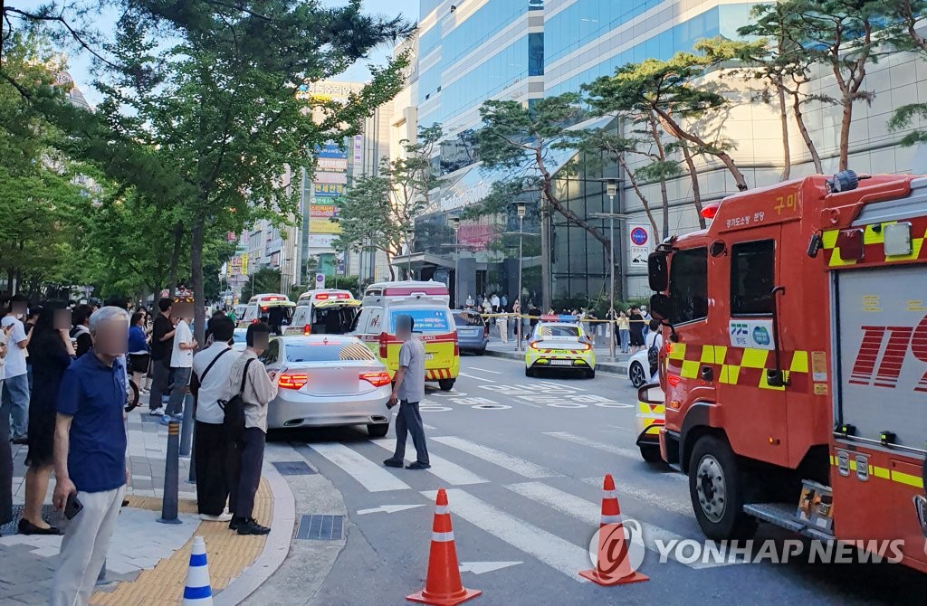 분당 AK백화점서 '묻지마 흉기 난동'…시민 14명 부상(종합3보)