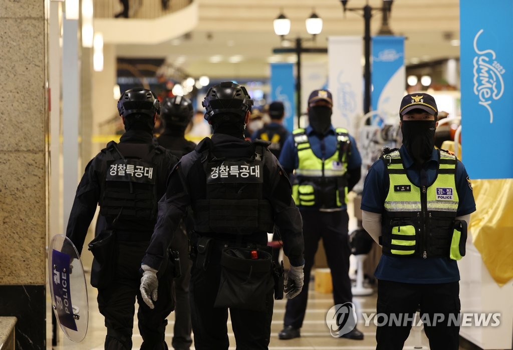 '분당 흉기 난동' 피의자, 사건 전날도 흉기 들고 서현역 방문(종합)