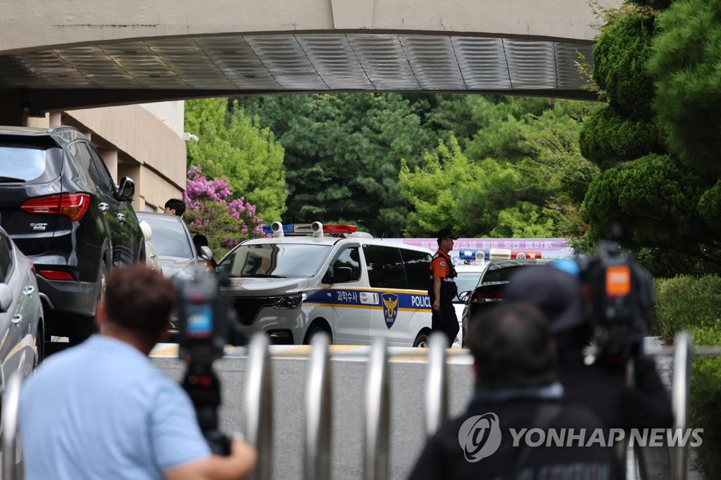 '구멍뚫린 학교안전' 교사 흉기피습…검거된 20대 "과거 사제간"(종합3보)