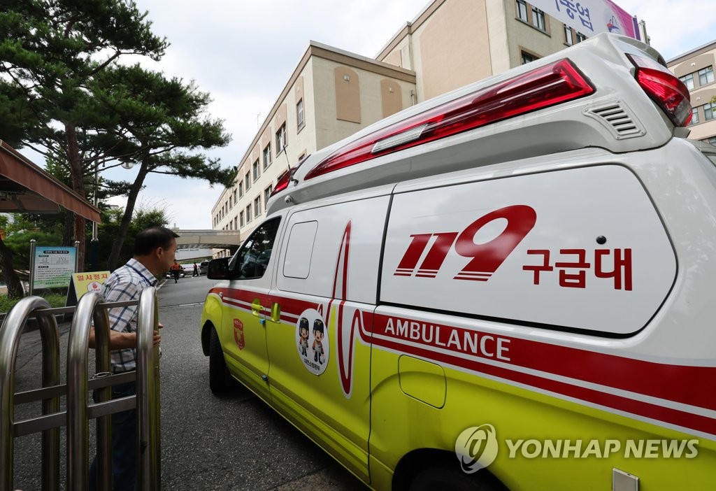 '구멍뚫린 학교안전' 교사 흉기피습…검거된 20대 "과거 사제간"(종합3보)