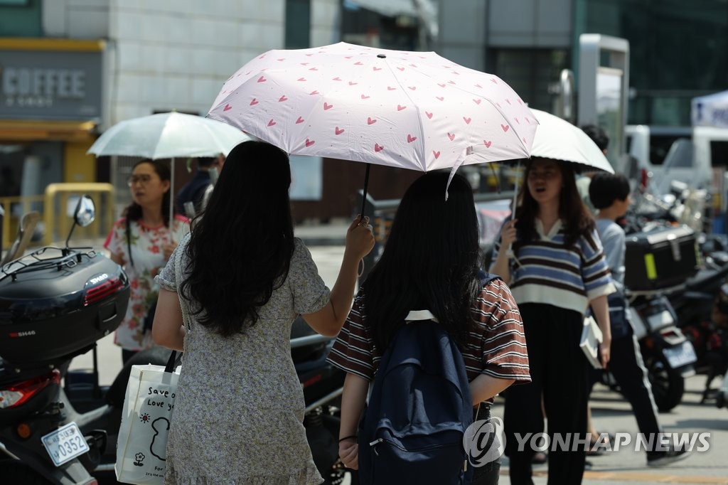 '낮 최고 38도' 무더운 토요일…전라·경북권 소나기