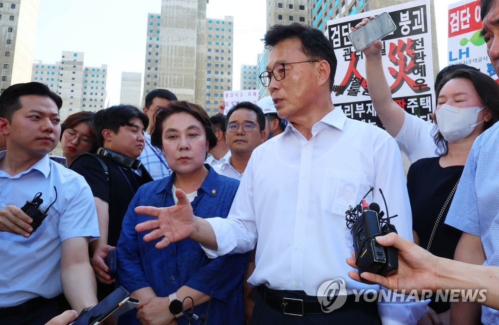 민주, 철근누락 아파트 현장 찾아 "LH, 뼈 깎는 각오 해야할 것"