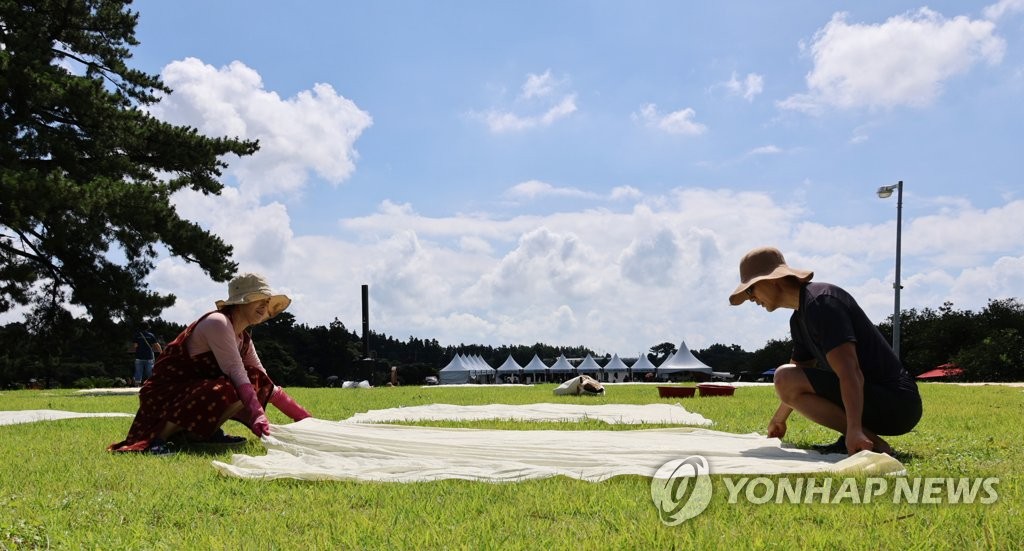 불볕더위에 피서 인파 절정…전국 해수욕장·축제장 '북적북적'