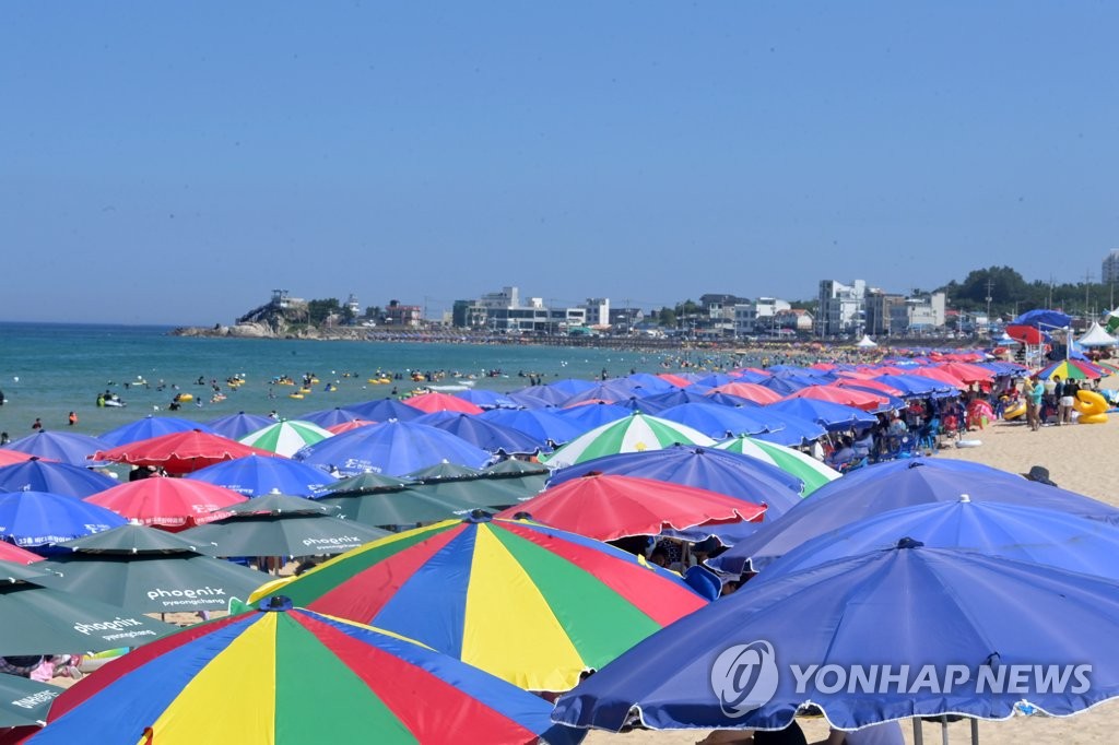 '여름 끝자락' 강원 동해안 해수욕장 폐장속 막바지 피서객 발길