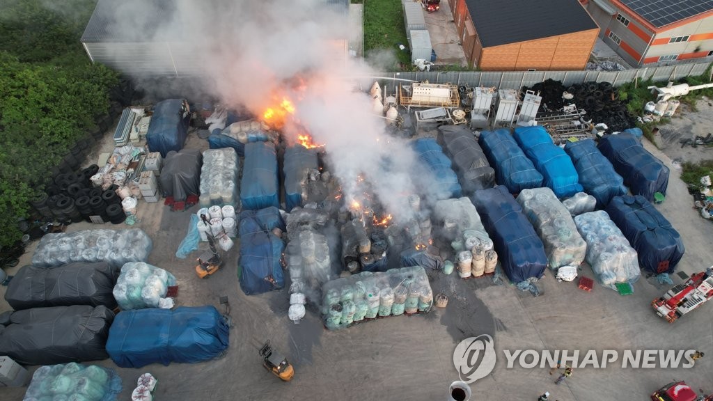 '물 닿으면 발화'…함평 알루미늄 화재, 태풍 북상 '비상'