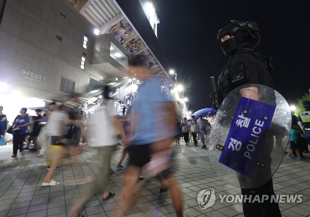 살인예고 글 첫 '살인예비' 구속송치…"최대 10년이하 징역"(종합)