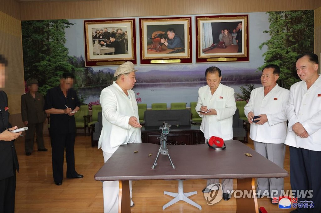 소총 시험사격 선보인 김정은…1948년 김일성과 '판박이'