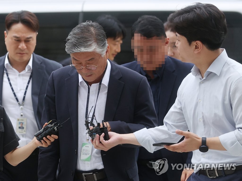 '프로축구 입단 뒷돈' 안산FC 전 대표 두번째 구속심사