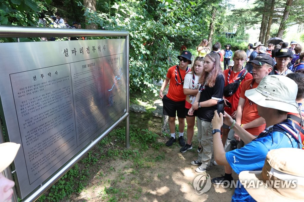 [르포] 설마리추모공원 찾은 영국 대원 "할아버지가 한국전쟁 참전했죠"
