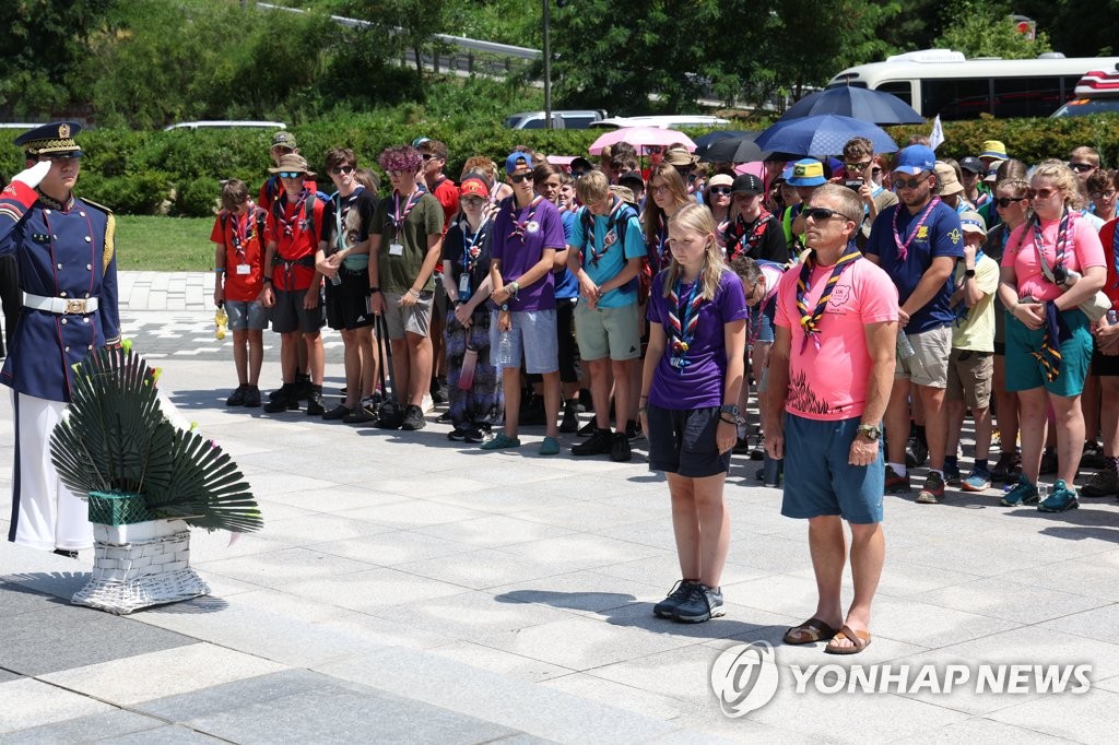 [르포] 설마리추모공원 찾은 영국 대원 "할아버지가 한국전쟁 참전했죠"(종합)