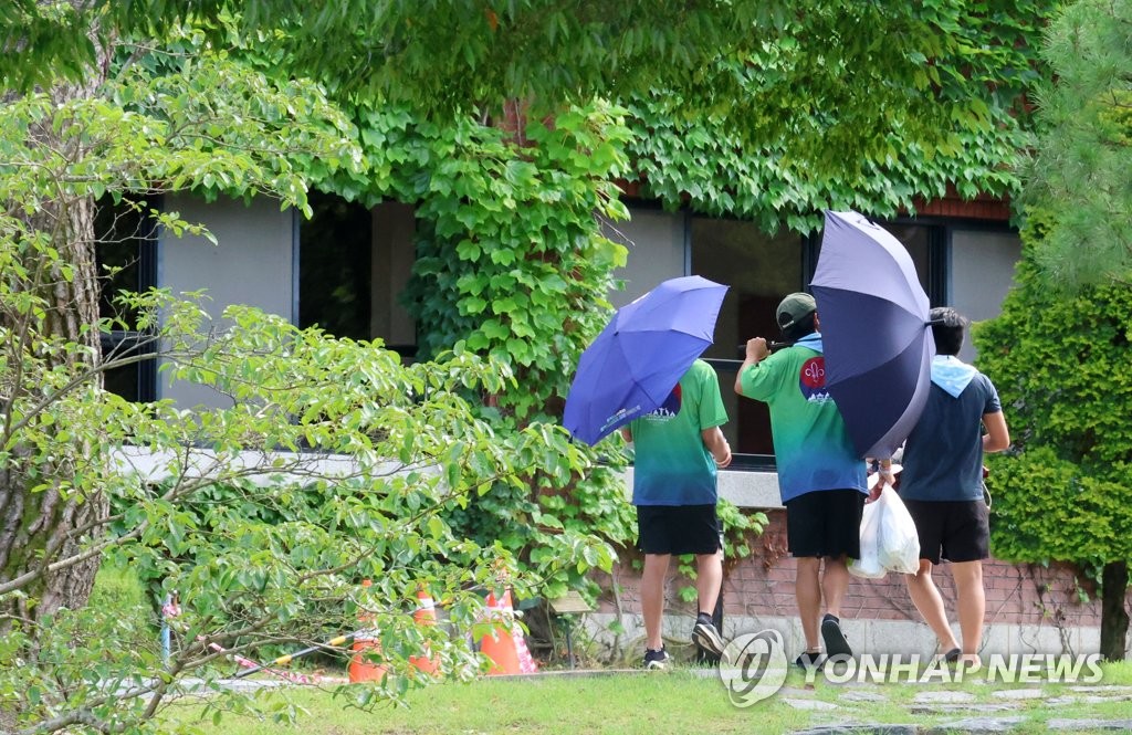 이주호, '잼버리 대원 수용' 홍익대 기숙사 현장 점검