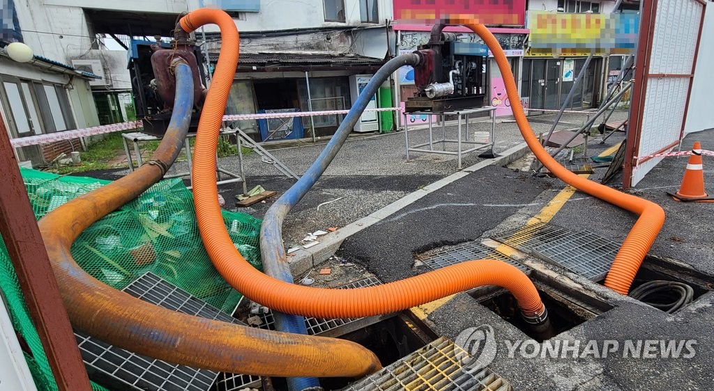 [태풍 카눈] 학교운영·열차 중단…강원 시간당 최대 100㎜ 예보 '초긴장'(종합)