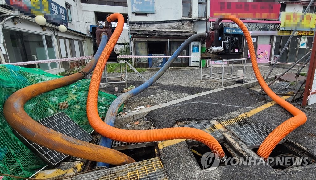 [태풍 카눈] 한반도 관통 예보에 초긴장…차수벽 세우고 선박들 대피