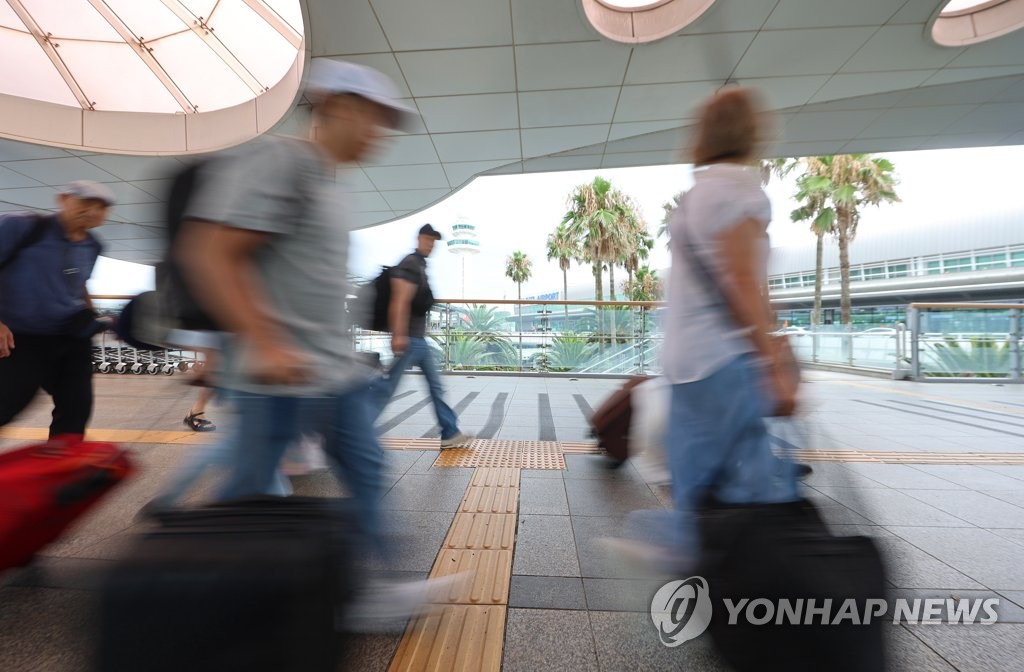 [태풍 카눈] 제주공항 일부 운항 재개…"타 공항 기상악화로 지연·결항"