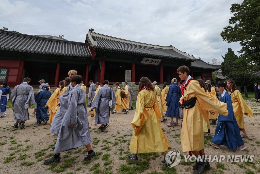 '활 쏘고, 머드에 풍덩'…스카우트들, 한국 매력에 '흠뻑'