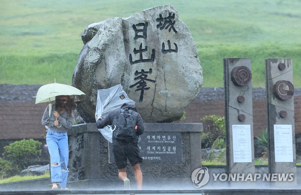 [태풍 카눈] 제주 태풍특보…하늘·바닷길 끊기고 해안 대피명령(종합)