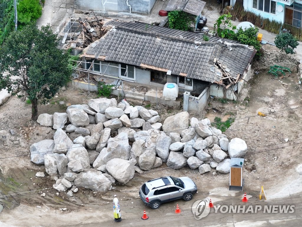 [태풍 카눈] "산사태 복구도 못 했는데"…밤에도 잠 못 드는 예천 주민들