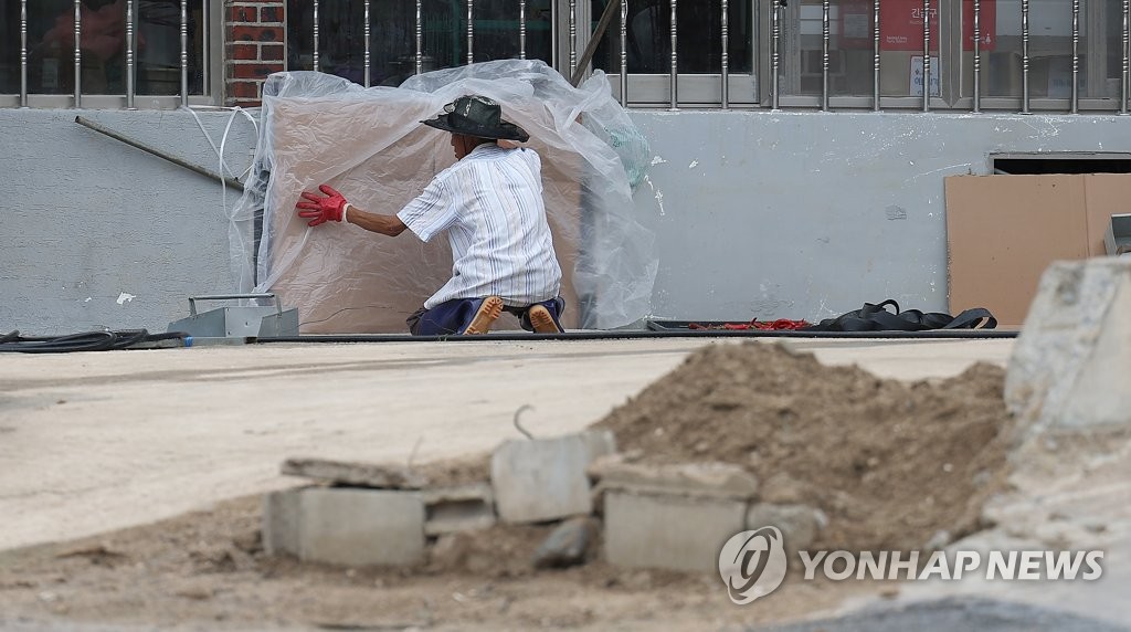 [태풍 카눈] "산사태 복구도 못 했는데"…밤에도 잠 못 드는 예천 주민들