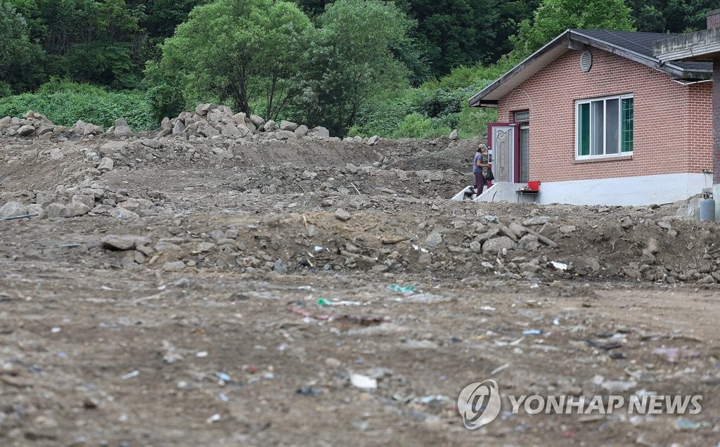 [태풍 카눈] "산사태 복구도 못 했는데"…밤에도 잠 못 드는 예천 주민들