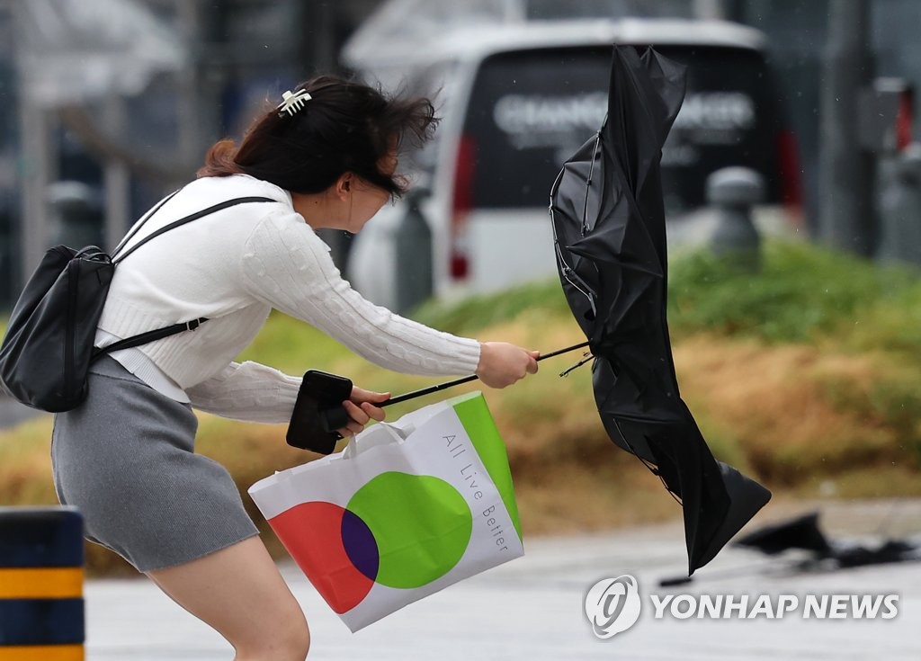 태풍 카눈, 서귀포 300㎞ 안쪽까지 북상…세력 강해져