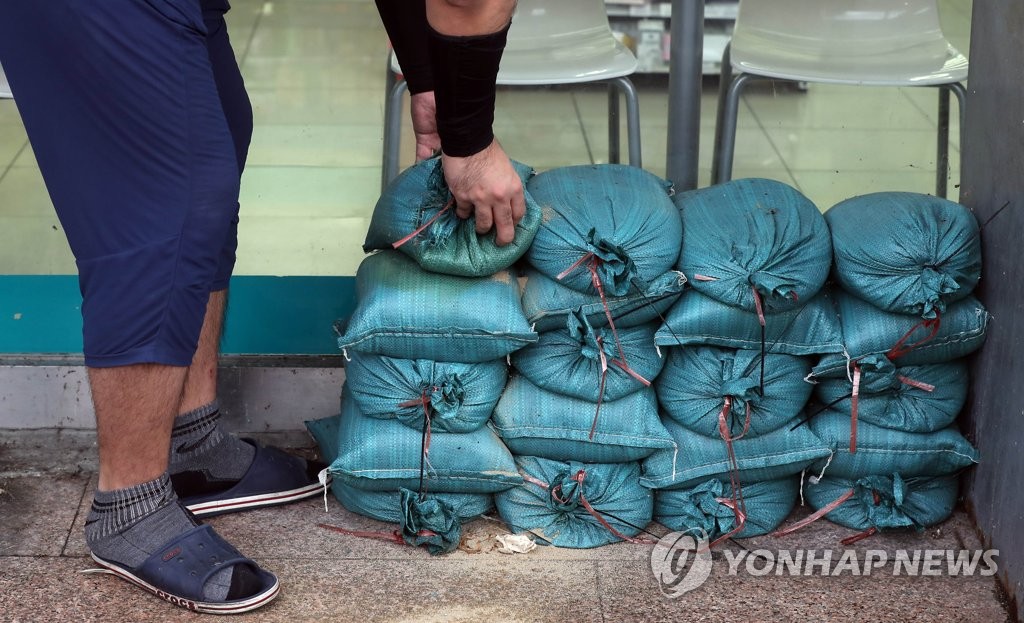 [태풍 카눈] 창원 도심 곳곳 침수…창원대로 차량 우회