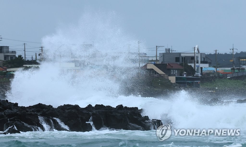 [태풍 카눈] 제주도 전역 오후 10시 태풍경보…한라산 초속 24ｍ 강풍