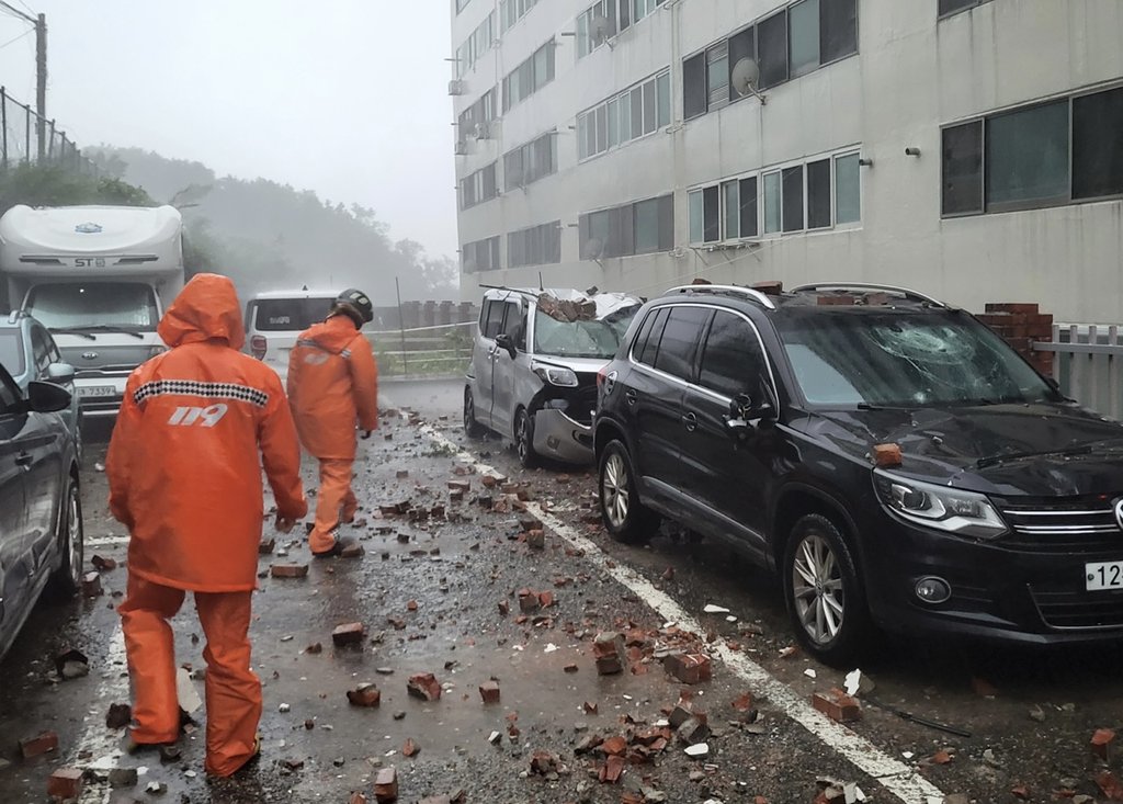 [태풍 카눈] '벽돌 추락·산사태·차량 침수'…경남 곳곳 피해 속출(종합)