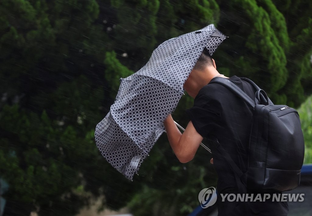 [태풍 카눈] 전북 15개교 학사일정 조정…학교 3곳 피해(종합)