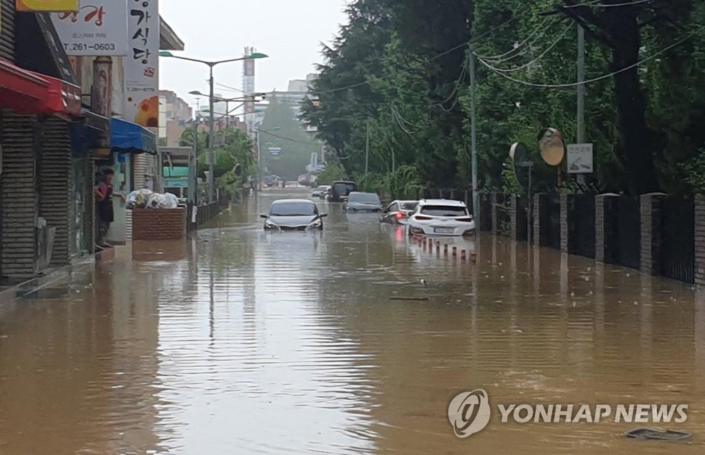 [태풍 카눈] 시간당 60㎜ 기습폭우에 발 묶인 경남 출근길