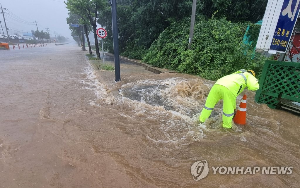 [태풍 카눈] 강원 삼척 궁촌 370㎜ 폭우…침수로 도로 33곳 통제