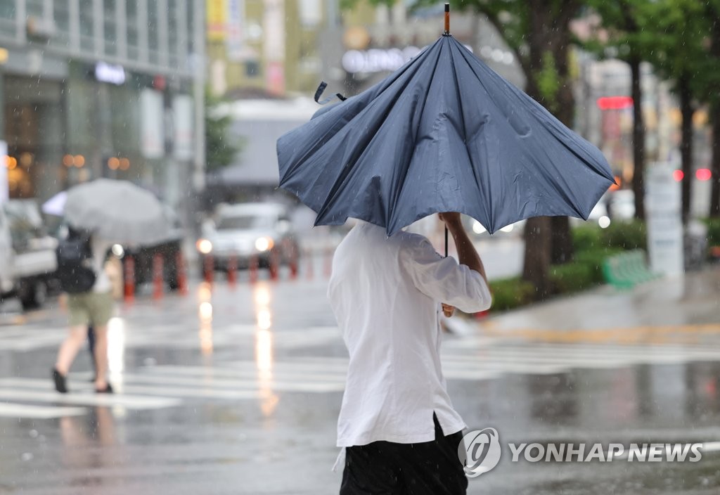 [태풍 카눈] 서울 한옥지붕 내려앉고 버스 미끄러져(종합)