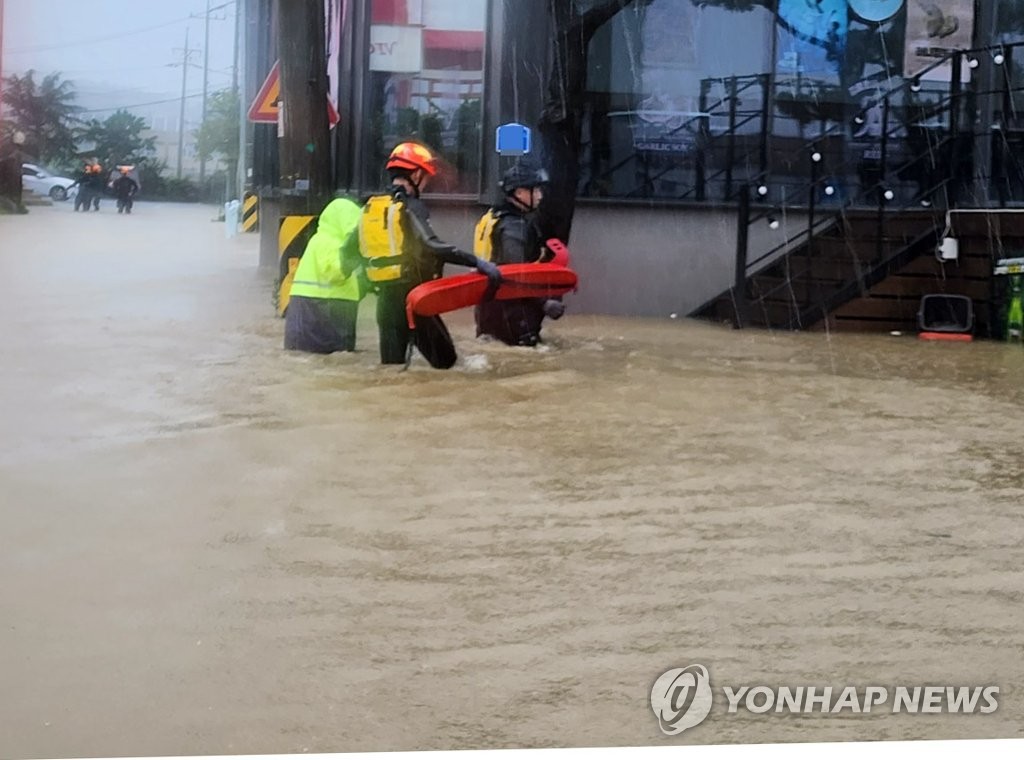 [태풍 카눈] 강원 삼척 궁촌 370㎜ 폭우…침수로 도로 33곳 통제