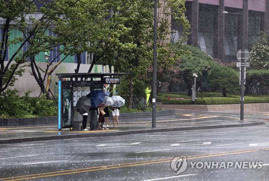 태풍 오자 물러난 폭염에 온열질환자 줄어…전날 전국서 20명