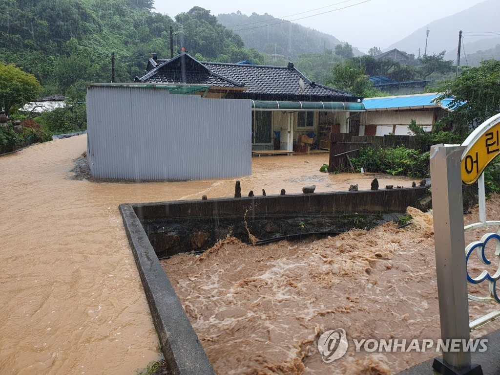 [태풍 카눈] 충북서 53명 캠핑장 고립·다리 주저앉기도(종합)