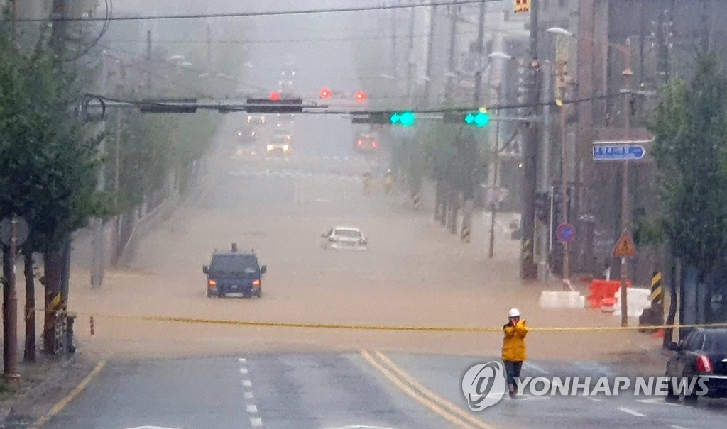 [태풍 카눈] 속초에 1시간 91.3㎜ '물벼락'…영동 곳곳 '극한호우'(종합)