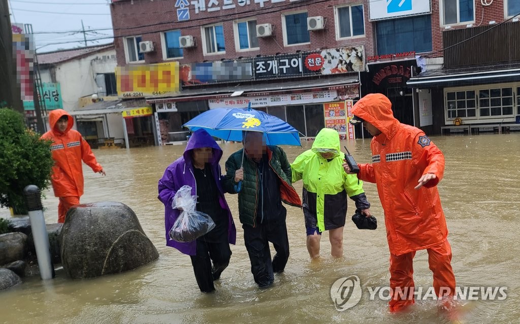 [현장] "허리춤까지 온통 물바다"…경포 진안상가 일원 또 침수