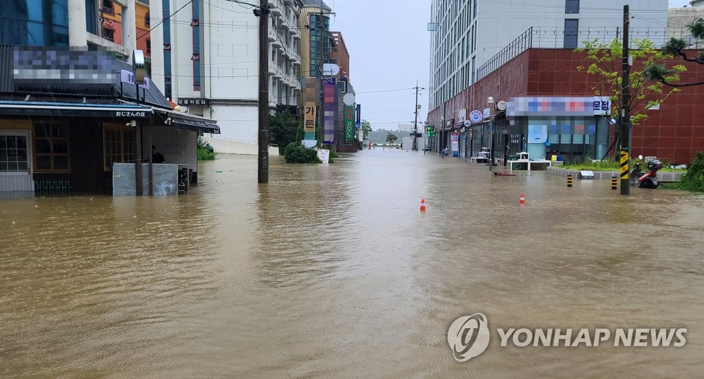 태풍 때 침수된 숙소 떠날 수 없었던 한·이탈리아 관광객 부부