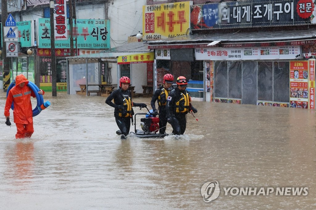 [현장] "허리춤까지 온통 물바다"…경포 진안상가 일원 또 침수