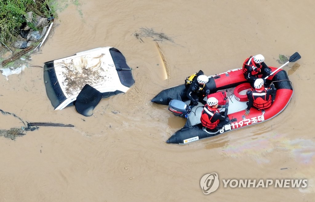 태풍 카눈, '15시간 종단' 마무리 단계…자정께 휴전선 넘어