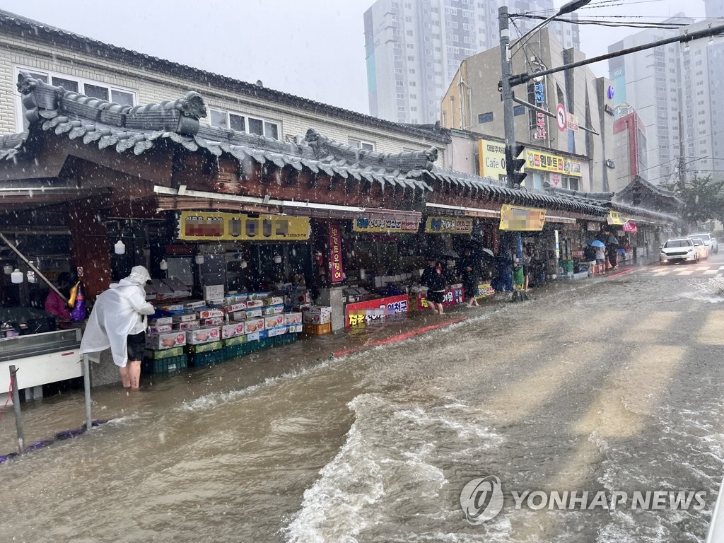 [태풍 카눈] "앞이 안 보여" 물바다 된 강원 동해안…주민 대거 대피(종합)