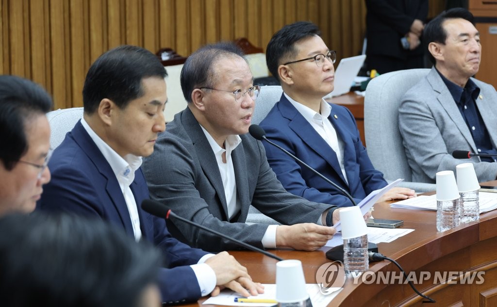 與 "역시나 종착역은 개딸들…혁신안 빙자해 비명 솎아내기"(종합)