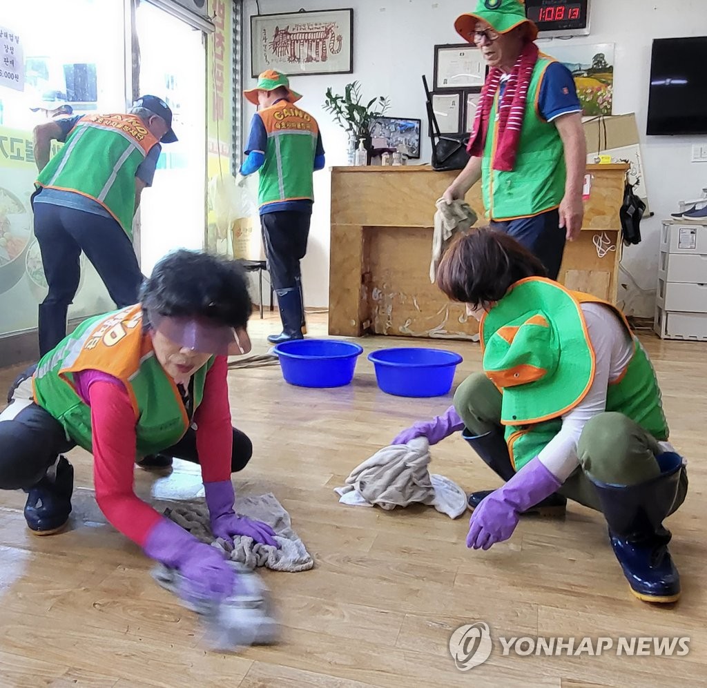 태풍 지나가니 다시 무더위…피서지 '북적'·수해복구 '구슬땀'