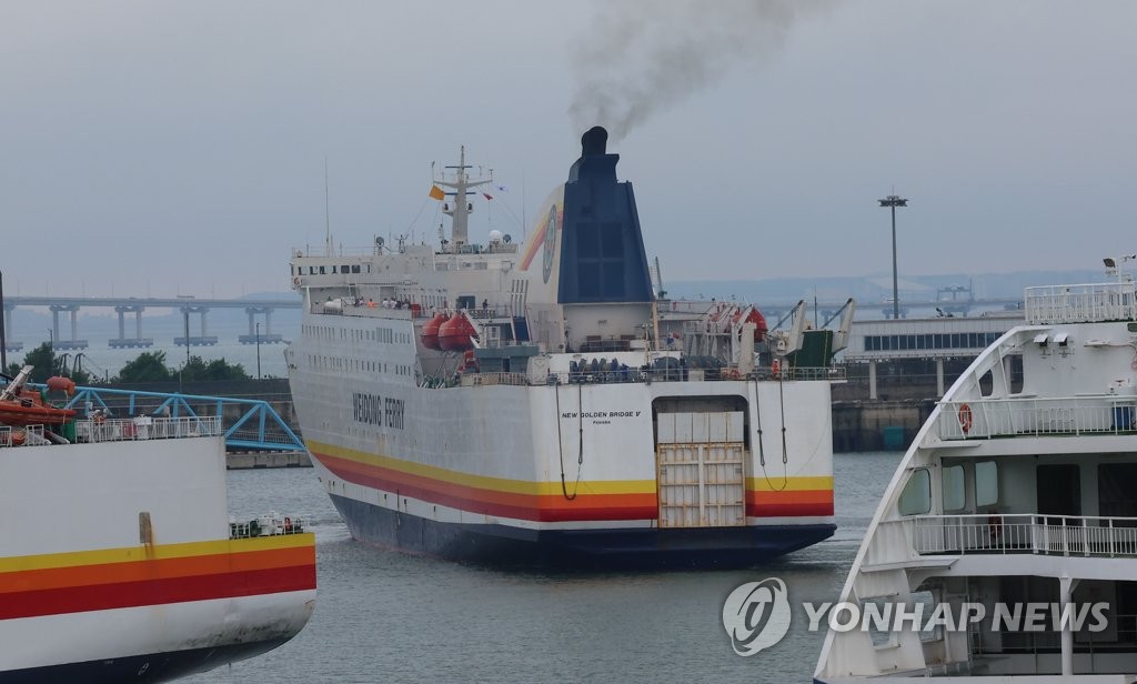 [현장] 3년여만에 열린 중국 뱃길…인천 도착 유커 "띵하오"