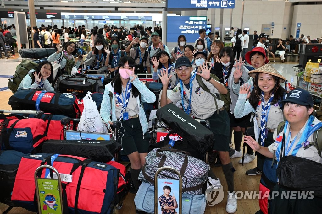 잼버리 대원들, 추억 안고 출국 행렬…1만명 이상 출국