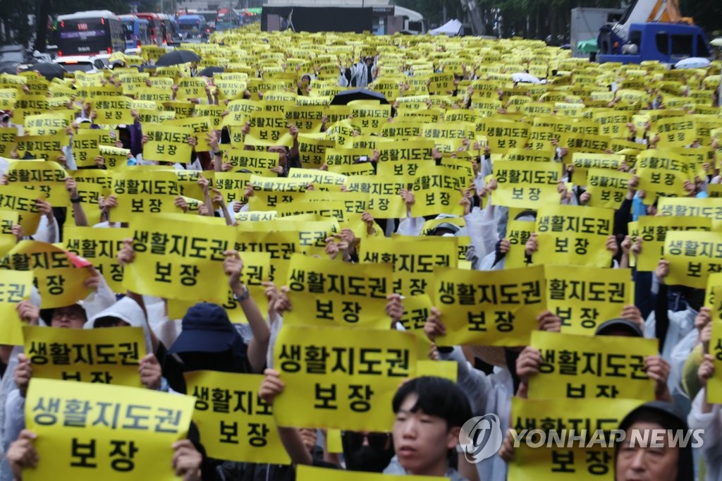 수업중 휴대폰·방과후 민원에 무방비였던 교사…보호막 생긴다