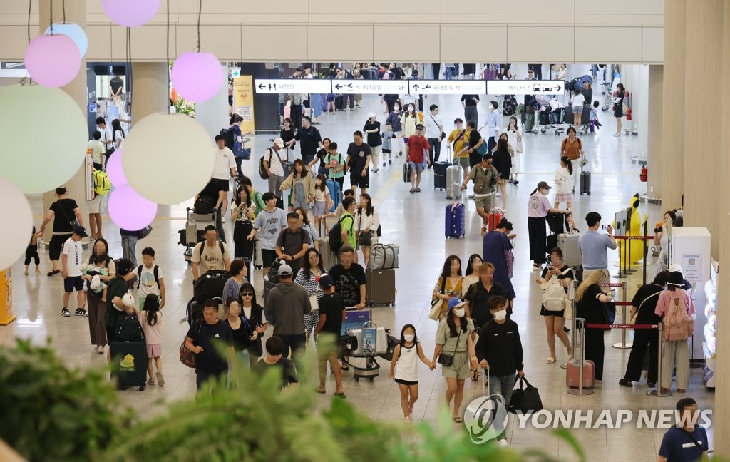 [제주공항 사람들] (25)"내가 누군줄 알아?"…면세점서 무릎 꿇리고 욕설도