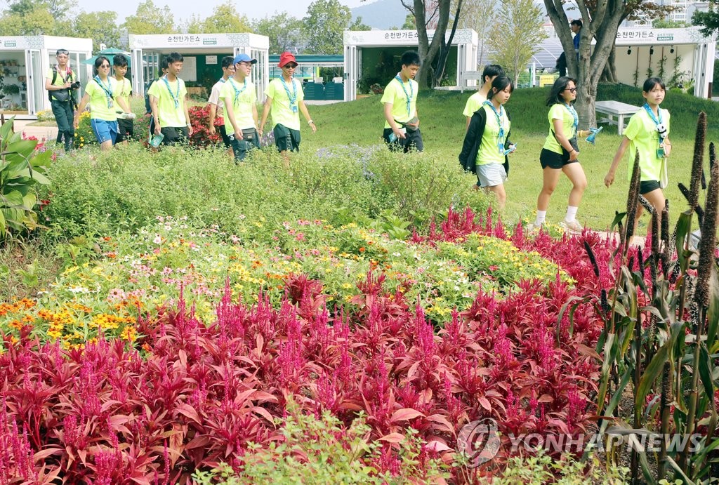 '가는 여름 아쉬워'…바다·산·물놀이장 막바지 피서 인파